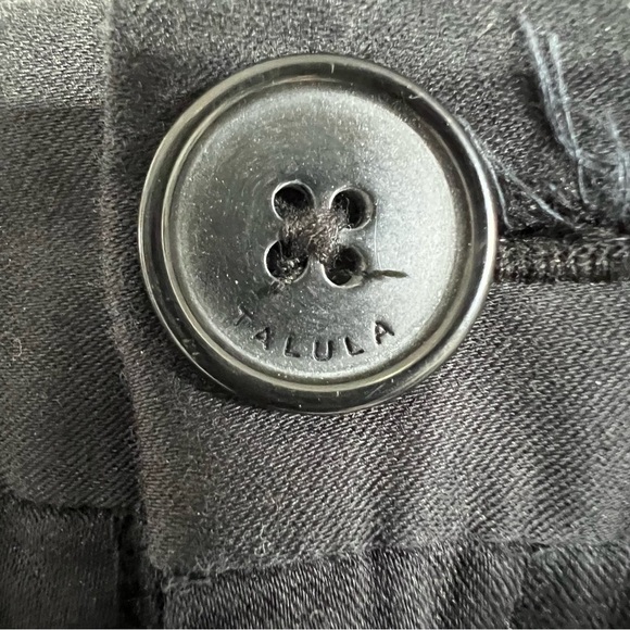 Aritzia Talula black cuffed chino low rise stretch shorts, size 00. - Picture 6 of 9